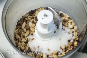 Арахисовый торт Коровка: Смешать арахис с сахаром