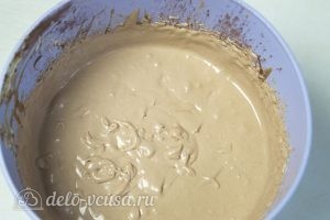 Арахисовый торт Коровка: Довести крем до гладкой консистенции