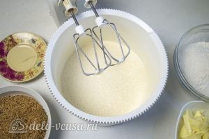 Арахисовый торт Коровка: Взбить яйца с сахаром