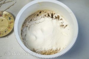 Арахисовый торт Коровка: Добавить муку в тесто
