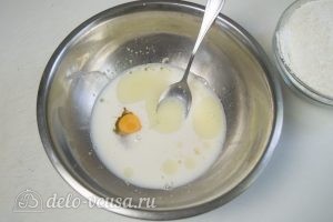 Булочки с колбасой и сыром: Добавить яйцо и оливковое масло