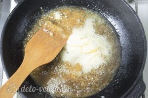 Чизкейк без выпечки с карамелизированными грушами: Добавить масло
