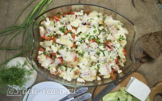 Цветная капуста, запеченная с курицей в духовке