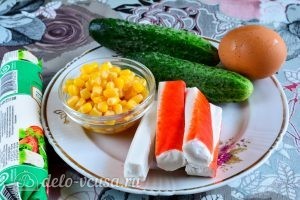 Салат с крабовыми палочками, кукурузой и огурцом: Ингредиенты