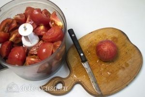 Томатный соус с базиликом: Очистить помидоры и порезать их