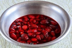 Клубничное варенье "Пятиминутка": Проварить ягоды