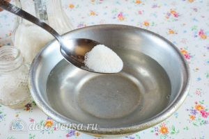 Консервированный горошек на зиму: Всыпать сахар и соль в воду