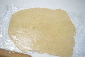 Линцерское печенье: Кусок теста раскатать между двумя листами пищевой пленки