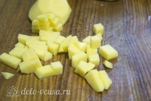 Мясо с овощами в духовке: Нарезать картофель