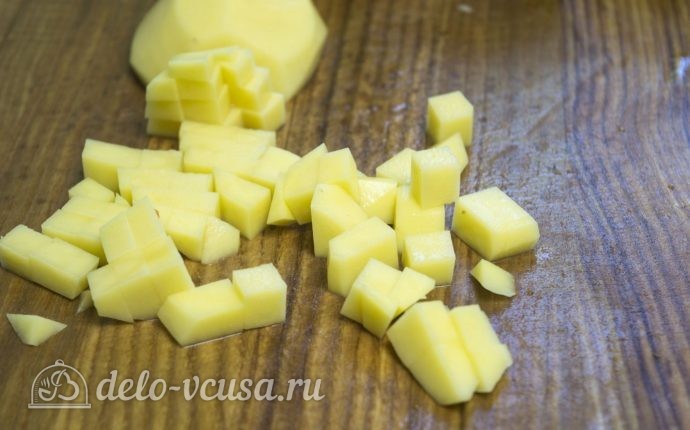Мясо с овощами в духовке: Нарезать картофель