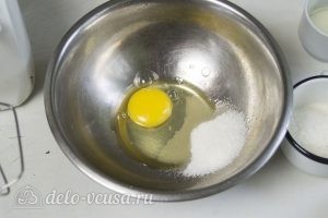 Муссовое пирожное: Взбить яйцо, сахар и соль