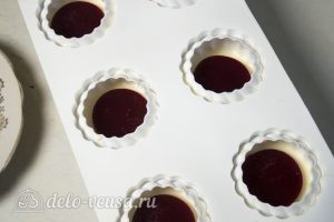 Муссовое пирожное: Затем в формочки выложить ягодные кружочки