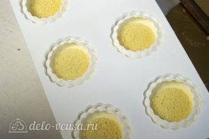 Муссовое пирожное: Залить остатки мусса и поместить в формочки бисквитные круги
