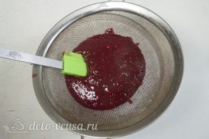 Муссовое пирожное: Горячие ягоды протереть через сито