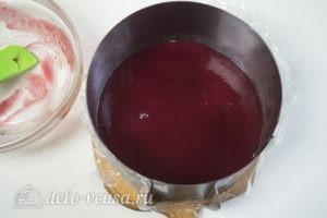 Муссовое пирожное: Заморозить ягодное пюре
