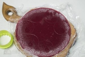 Муссовое пирожное: Из замороженного ягодного слоя вырезать круги такого же диаметра, как и бисквитные кружочки