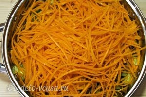 Огурцы по-корейски на зиму: Трем морковь