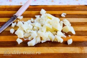 Окрошка на кефире: Нарезать картошку