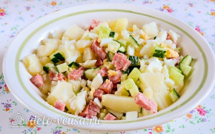 Окрошка на кефире: Смешать все