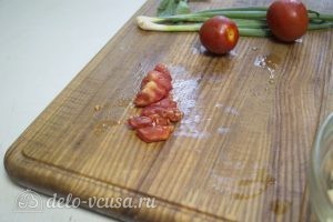 Овощной салат с курицей: Нарезать помидоры