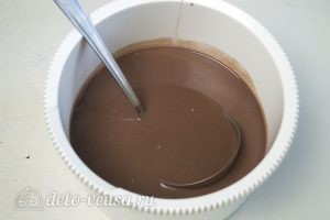 Шоколадные блинчики с шоколадной начинкой: Переложить тесто в миску
