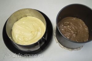 Шоколадный торт Дуэт: Выложить тесто в формы для выпекания