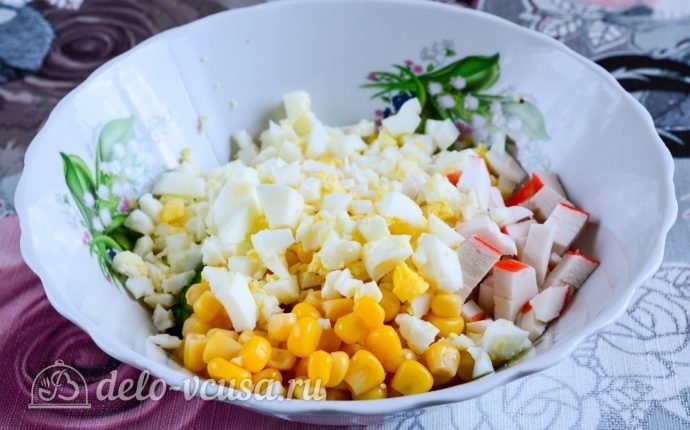 Салат с крабовыми палочками, кукурузой и огурцом: Добавить яйца в салат