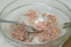 Овощной салат с тунцом: Размять тунец