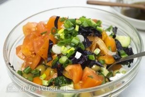 Овощной салат с тунцом: Добавить зелень