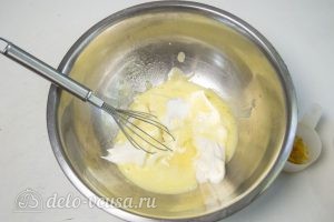 Сметанный торт Мишка: Смешать сметану с яйцом и маслом