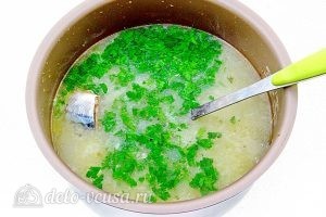 Суп из консервированной сайры с пшеном в мультиварке: Добавить зелень