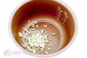 Суп из консервированной сайры с пшеном в мультиварке: Кладем в чашу мультиварки лук