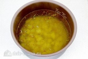 Суп из консервированной сайры с пшеном в мультиварке: Залить водой