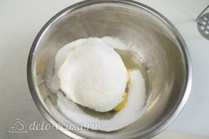 Сырники с абрикосами: Творог соединить с сахаром, яйцами и ванилью