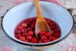 Варенье из черешни с косточкой: Проварить ягоды