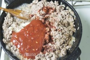 Запеканка из макарон с фаршем: К фаршу добавить соль, специи и томатный соус