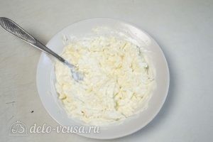 Запеканка из макарон с фаршем: Сыр моцарелла натереть на терке и соединить его со сливочным сыром и майонезом