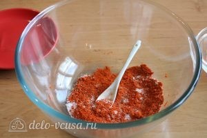 Сухая аджика: Добавить соль и хмели-сунели