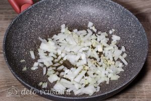 Баклажаны под сыром в духовке: Обжарить лук и чеснок