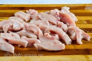 Гуляш из курицы со сметаной: Нарезать мясо курицы