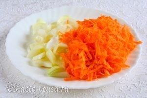Гуляш из курицы со сметаной: Натереть морковку и порезать лук