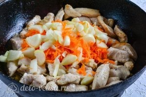Гуляш из курицы со сметаной: Добавить овощи в сковородку