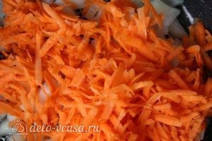 Гречка по-купечески: Добавляем к луку морковь
