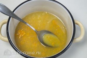 Карамельный медовик с апельсиновым кремом: Сок и цедру доводим до кипения