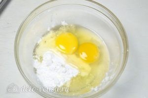 Карамельный медовик с апельсиновым кремом: Соединить крахмал и яйца