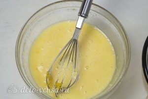 Карамельный медовик с апельсиновым кремом: Соединить сок и яйца