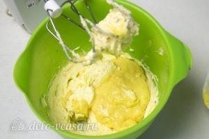 Карамельный медовик с апельсиновым кремом: Соединить масло и крем