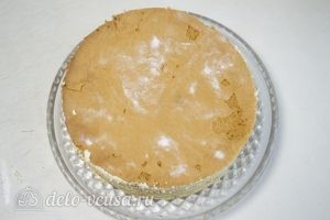 Карамельный медовик с апельсиновым кремом: Освободить торт от кольца