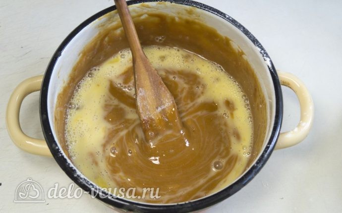 Карамельный медовик с апельсиновым кремом: Вводим яйца