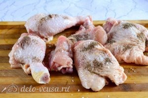 Курица в майонезе: Мясо посолить, присыпать черным молотым перцем